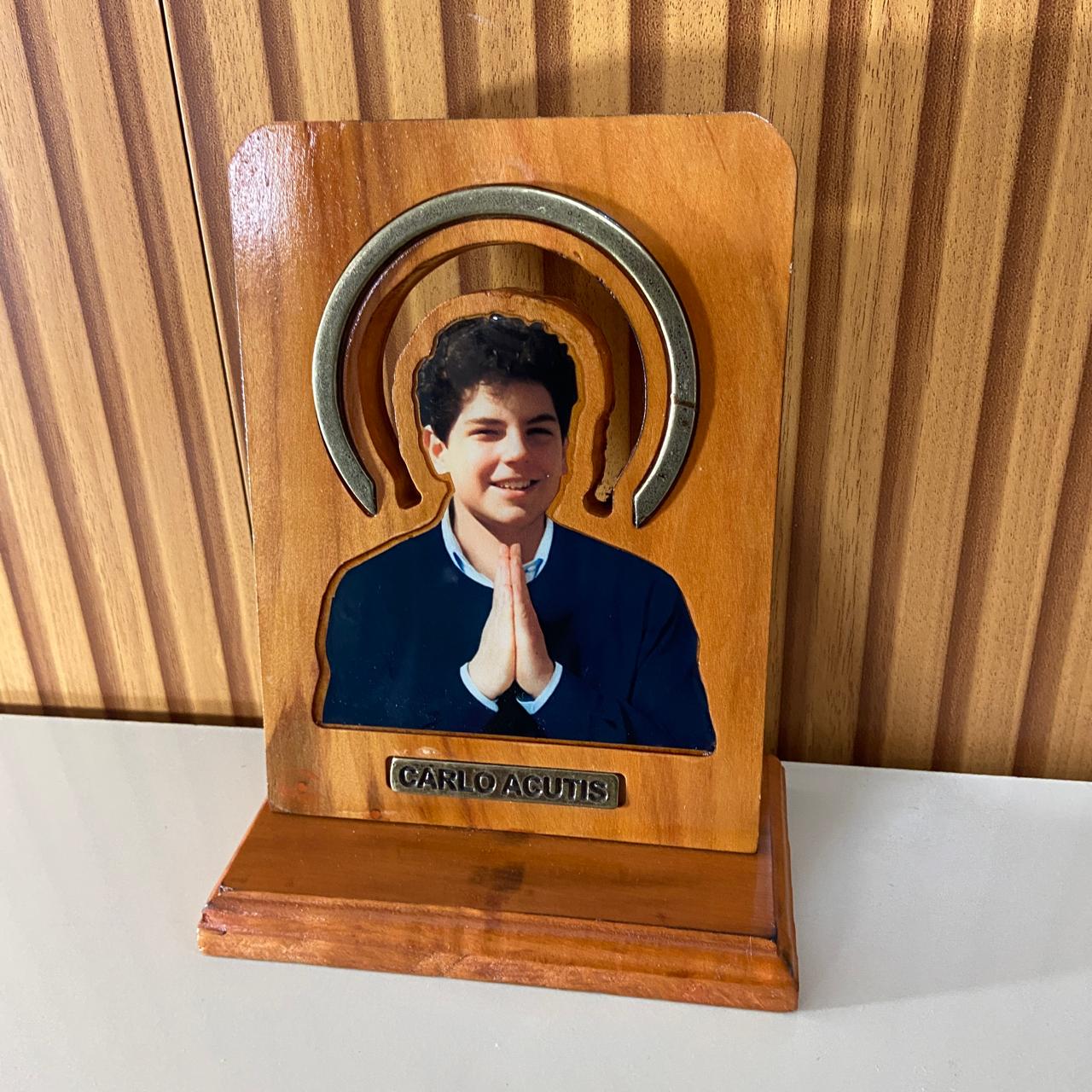 ADORNO DE MESA MADEIRA SÃO CARLO ACUTIS RESINADO 20CM (1 UNIDADE)