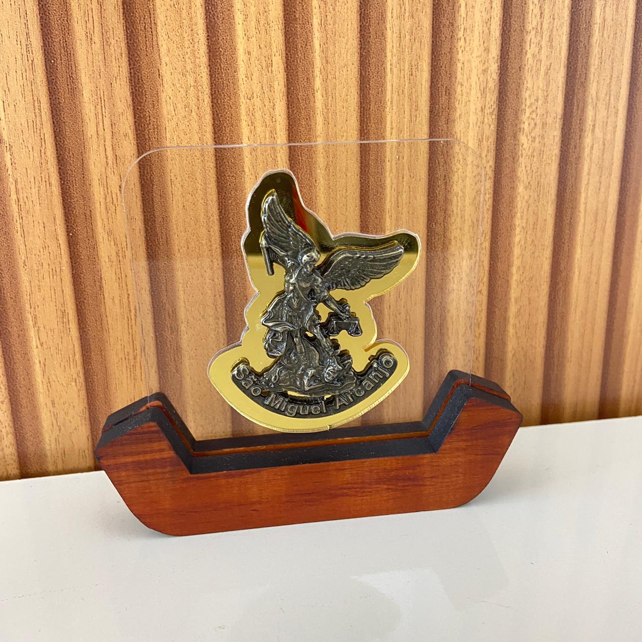IMAGEM DE MESA METAL OURO VELHO SÃO MIGUEL ARCANJO NO ACRÍLICO E BASE DE MADEIRA 10,7CM (1 UNIDADE)