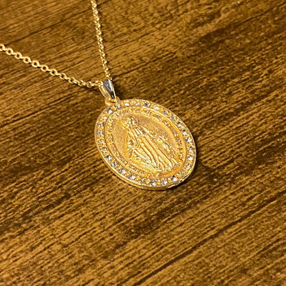 COLAR DOURADO PINGENTE NOSSA SENHORA DAS GRAÇAS COM STRASS  (1 UNIDADE)