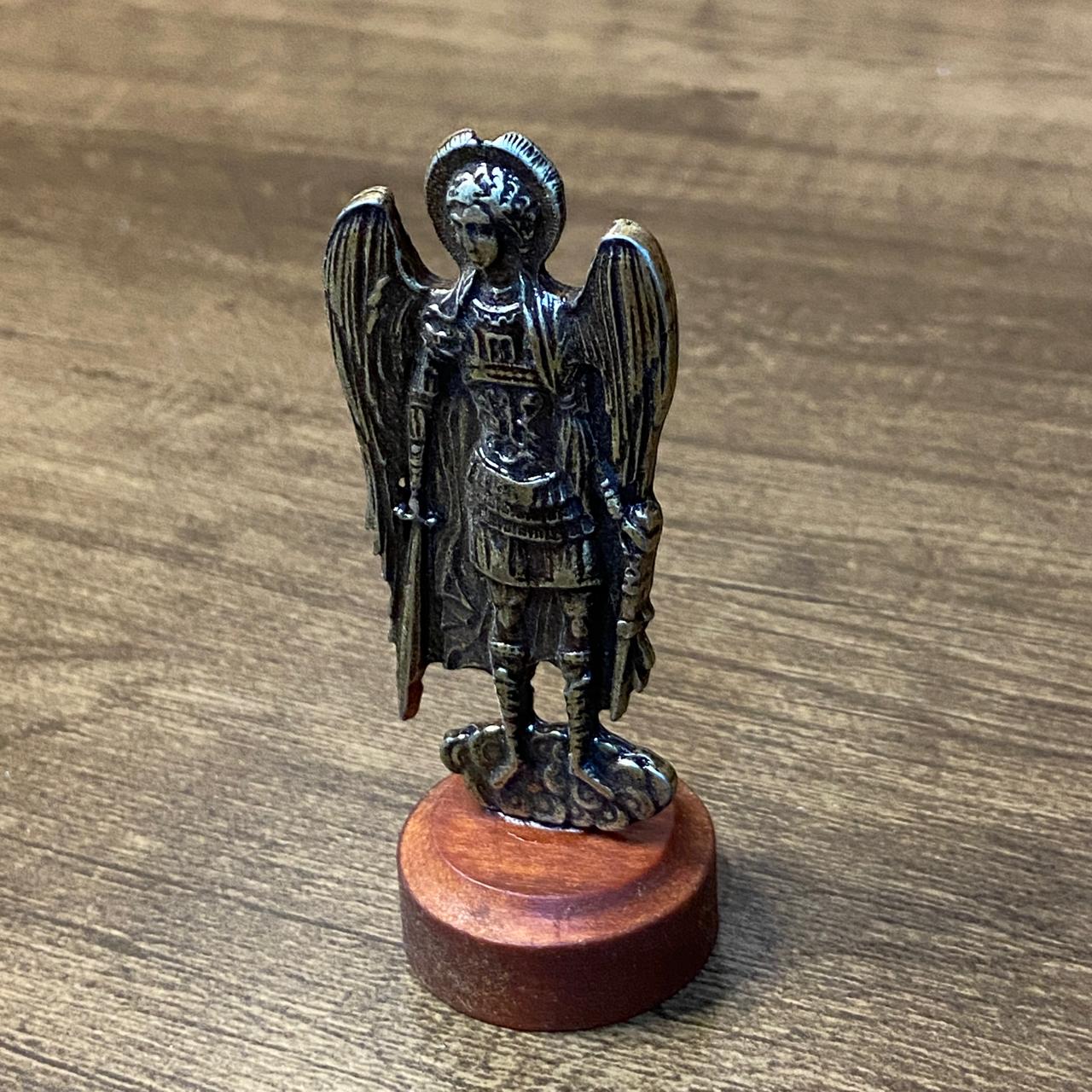 IMAGEM DE MESA METAL OURO VELHO SÃO MIGUEL ARCANJO COM BASE DE MADEIRA 09CM (1 UNIDADE)