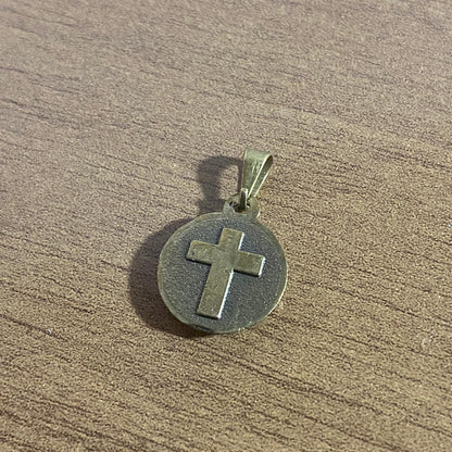 PINGENTE OURO VELHO REDONDO RESINADO SANTO EXPEDITO  (6 UNIDADES)