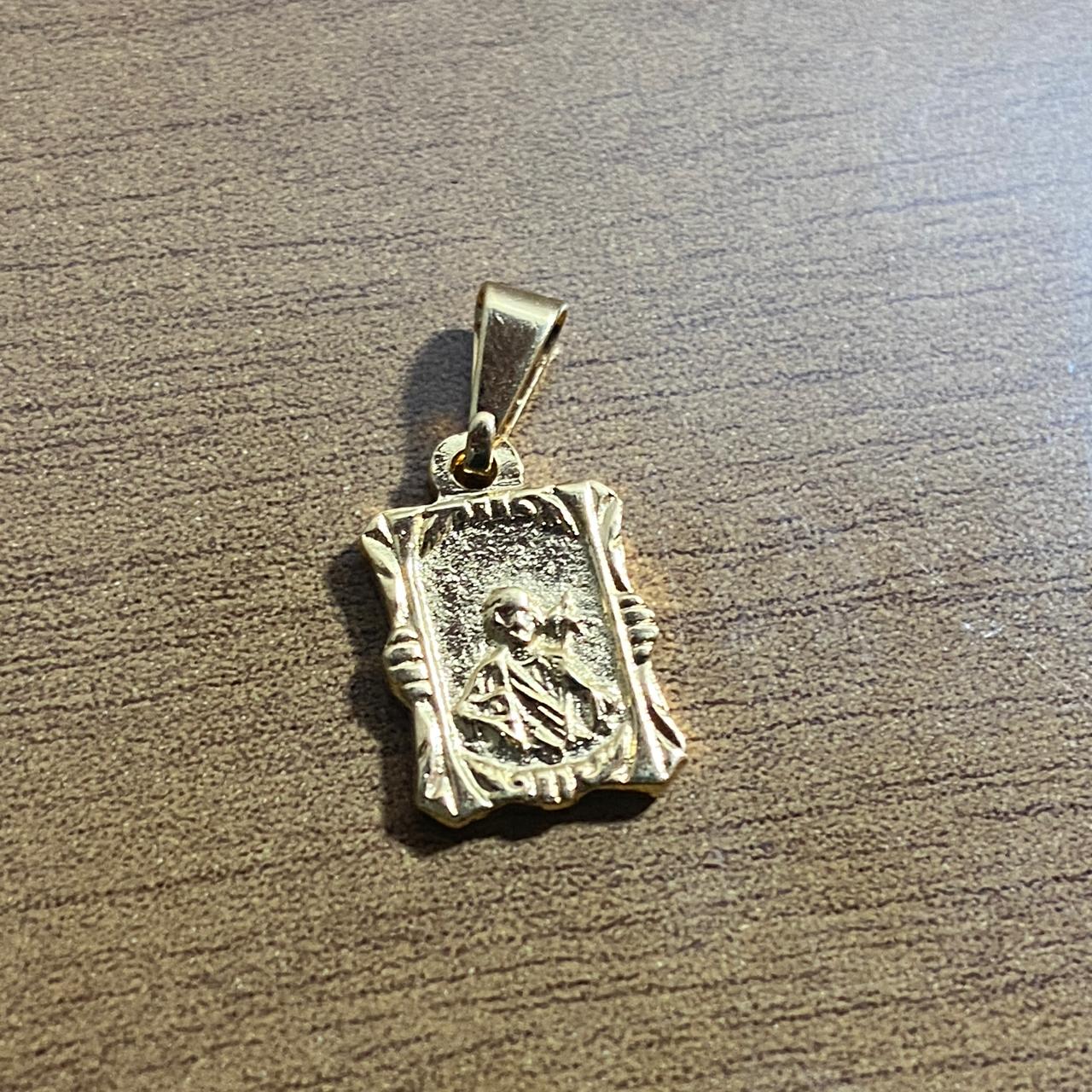 PINGENTE DOURADO QUADRADO NOSSA SENHORA APARECIDA E SÃO JUDAS TADEU  (6 UNIDADES)