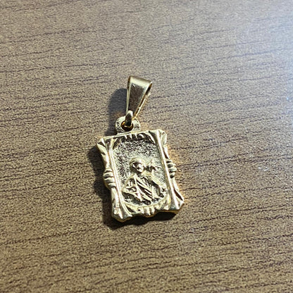 PINGENTE DOURADO QUADRADO NOSSA SENHORA APARECIDA E SÃO JUDAS TADEU  (6 UNIDADES)