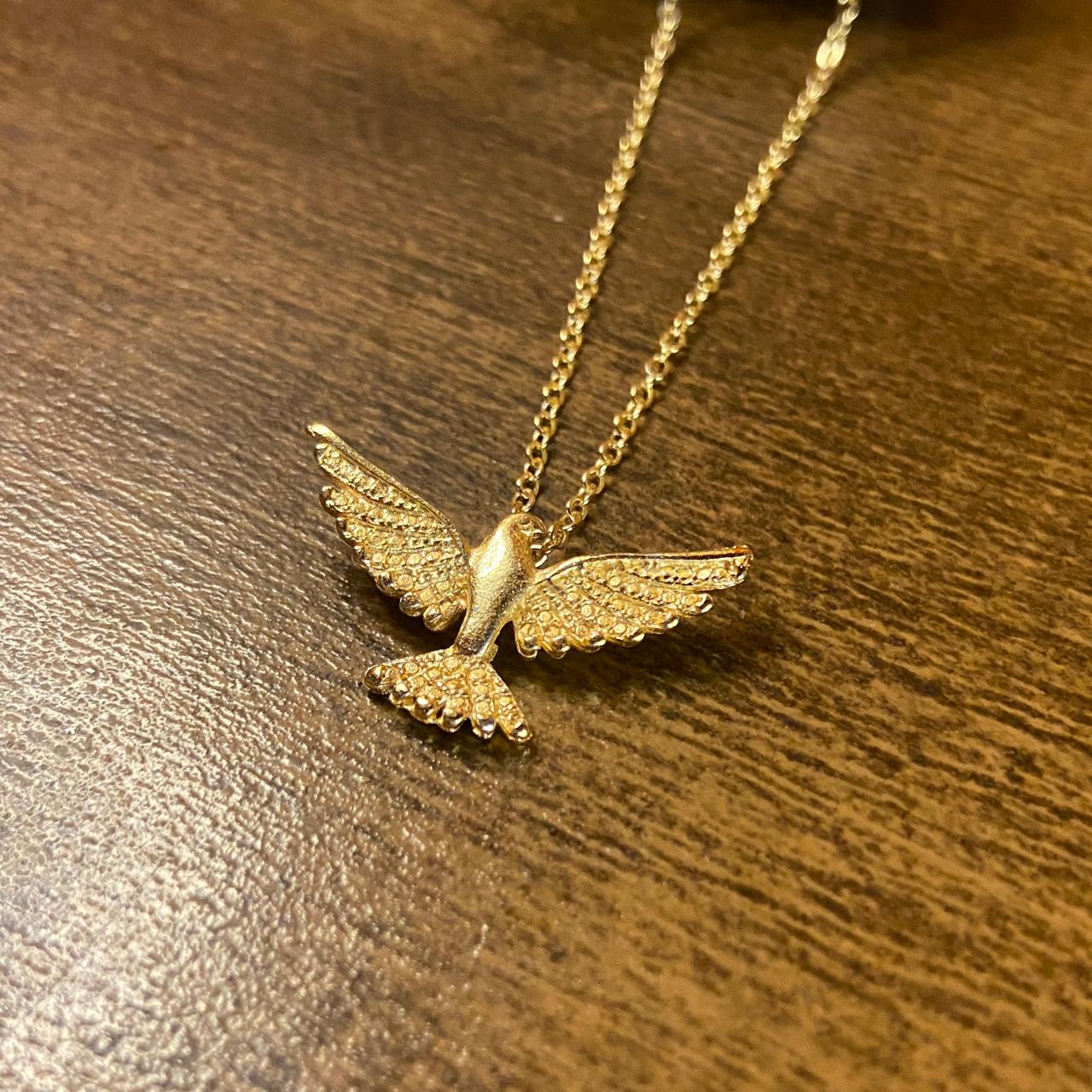 COLAR DOURADO COM PINGENTE DIVINO ESPÍRITO SANTO + BRINCO DE CORAÇÃO COM STRASS   (3 UNIDADES)