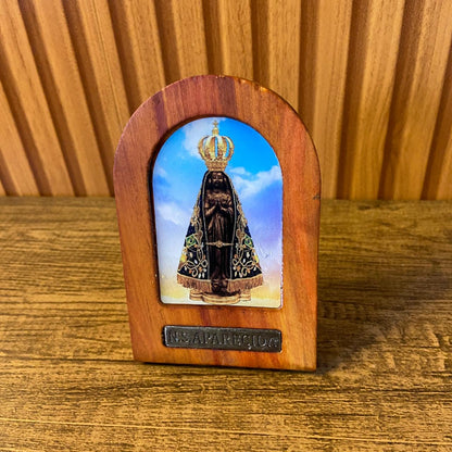 ADORNO DE MESA MADEIRA RESINADA NOSSA SENHORA APARECIDA 11CM (1 UNIDADE)