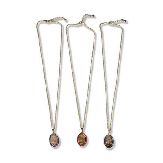 CORRENTE DOURADA OVAL NOSSA SENHORA APARECIDA COM STRASS E ORAÇÃO CORES SORTIDAS  (3 UNIDADES)