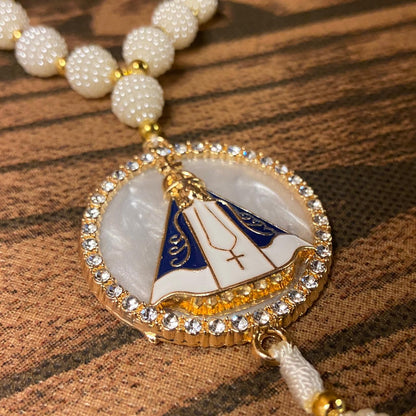 DEZENA PARA CARRO NOSSA SENHORA APARECIDA MADREPÉROLA AMORA BRANCA 10MM (3 UNIDADES)