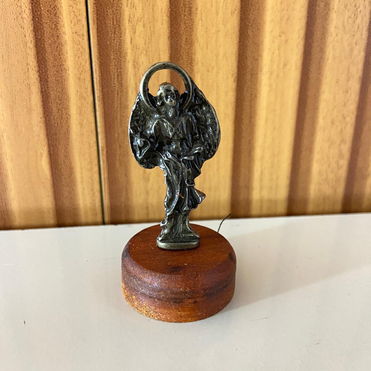 IMAGEM DE MESA METAL OURO VELHO SÃO GABRIEL ARCANJO BASE DE MADEIRA 5,5CM (1 UNIDADE)