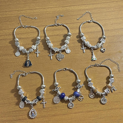 PULSEIRA PRATEADA COM BERLOQUES MODELOS SORTIDOS (6 UNIDADES)