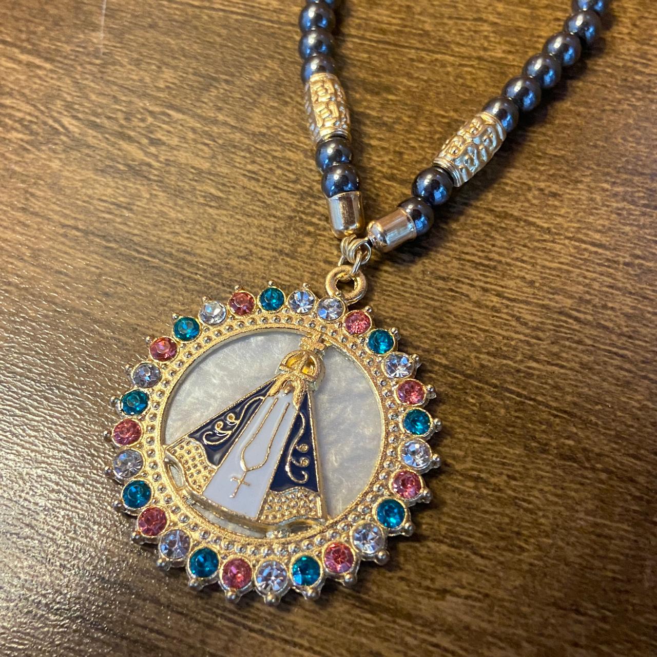 DEZENA PARA CARRO HEMATITA NOSSA SENHORA APARECIDA COM STRASS 06MM (3 UNIDADES)