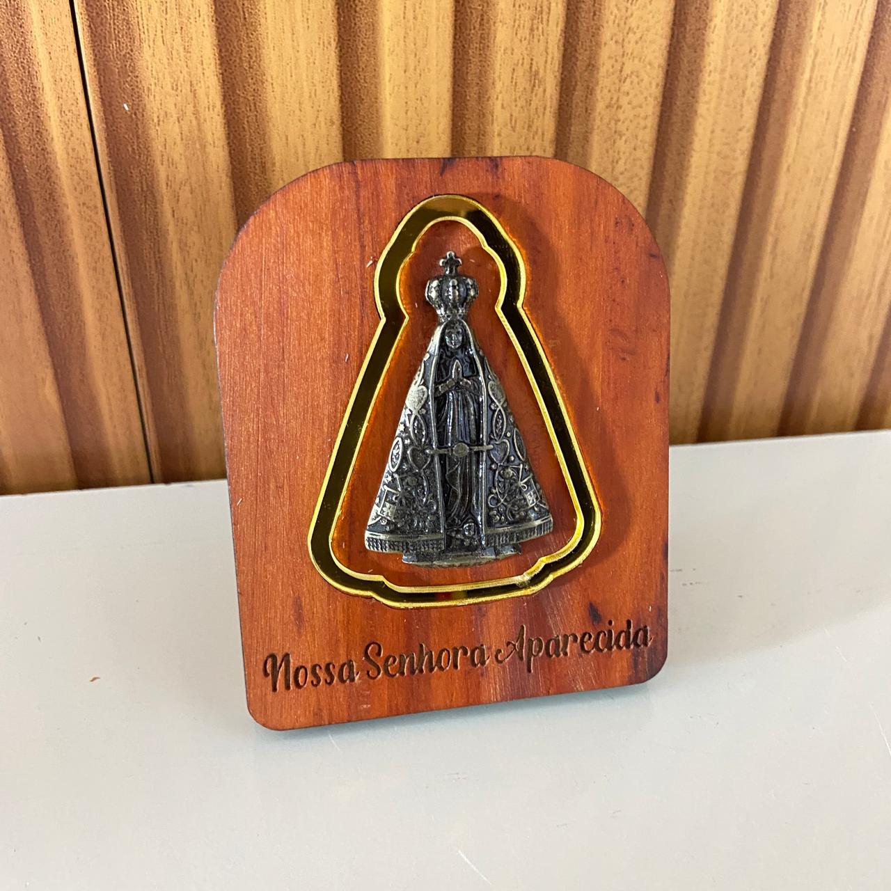 ADORNO DE MESA MADEIRA NOSSA SENHORA APARECIDA DE METAL COM ACRÍLICO 9,5CM(1 UNIDADE)