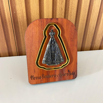 ADORNO DE MESA MADEIRA NOSSA SENHORA APARECIDA DE METAL COM ACRÍLICO 9,5CM(1 UNIDADE)