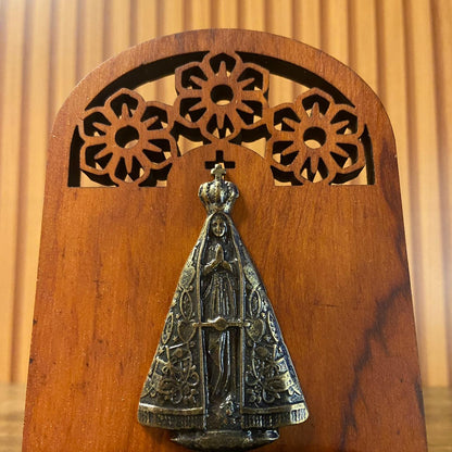 PORTA ÁGUA BENTA DE MADEIRA NOSSA SENHORA APARECIDA 16CM (1 UNIDADE)