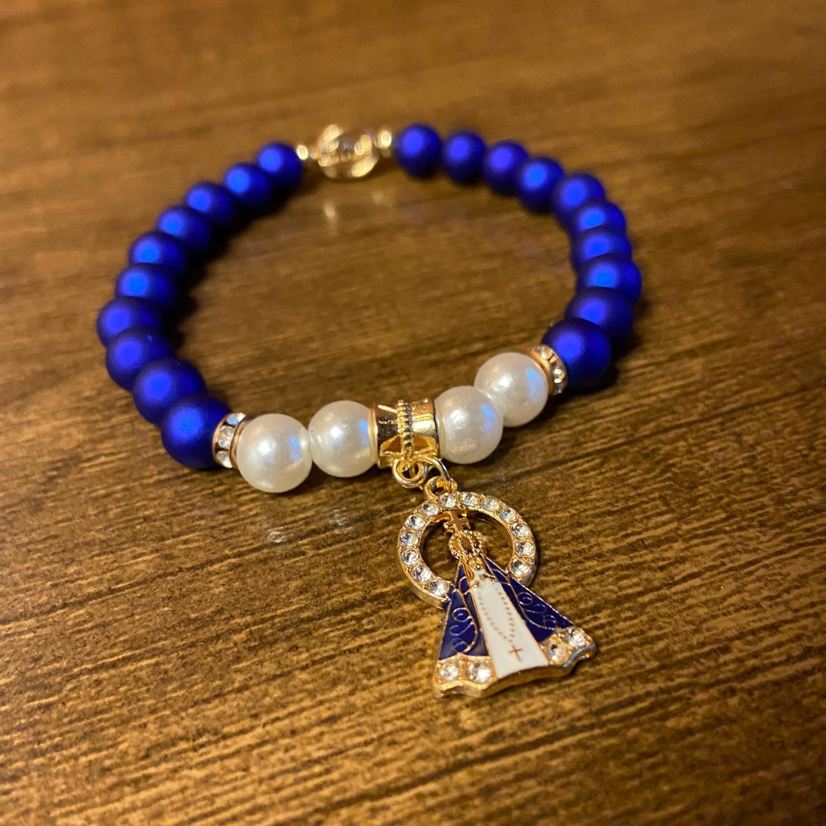 PULSEIRA PÉROLA  AZUL COM PINGENTE NOSSA SENHORA APARECIDA  (03 UNIDADE)