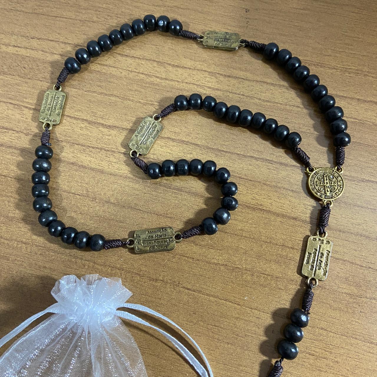 TERÇO DE MADEIRA PRETA CONTEMPLAÇÃO DOS MISTÉRIOS DO ROSÁRIO MEDALHA SÃO BENTO (1 UNIDADE)