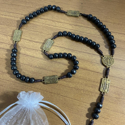 TERÇO DE MADEIRA PRETA CONTEMPLAÇÃO DOS MISTÉRIOS DO ROSÁRIO MEDALHA SÃO BENTO (1 UNIDADE)