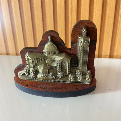 ADORNO DE MESA MADEIRA BASÍLICA DE NOSSA SENHORA APARECIDA METAL OURO VELHO 09CM (1 UNIDADE)