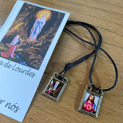 ESCAPULÁRIO DE COURO NOSSA SENHORA DE LOURDES (12 UNIDADES)
