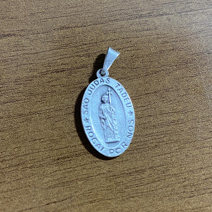 PINGENTE PRATA VELHA OVAL SÃO JUDAS TADEU EM RELEVO  (6 UNIDADES)
