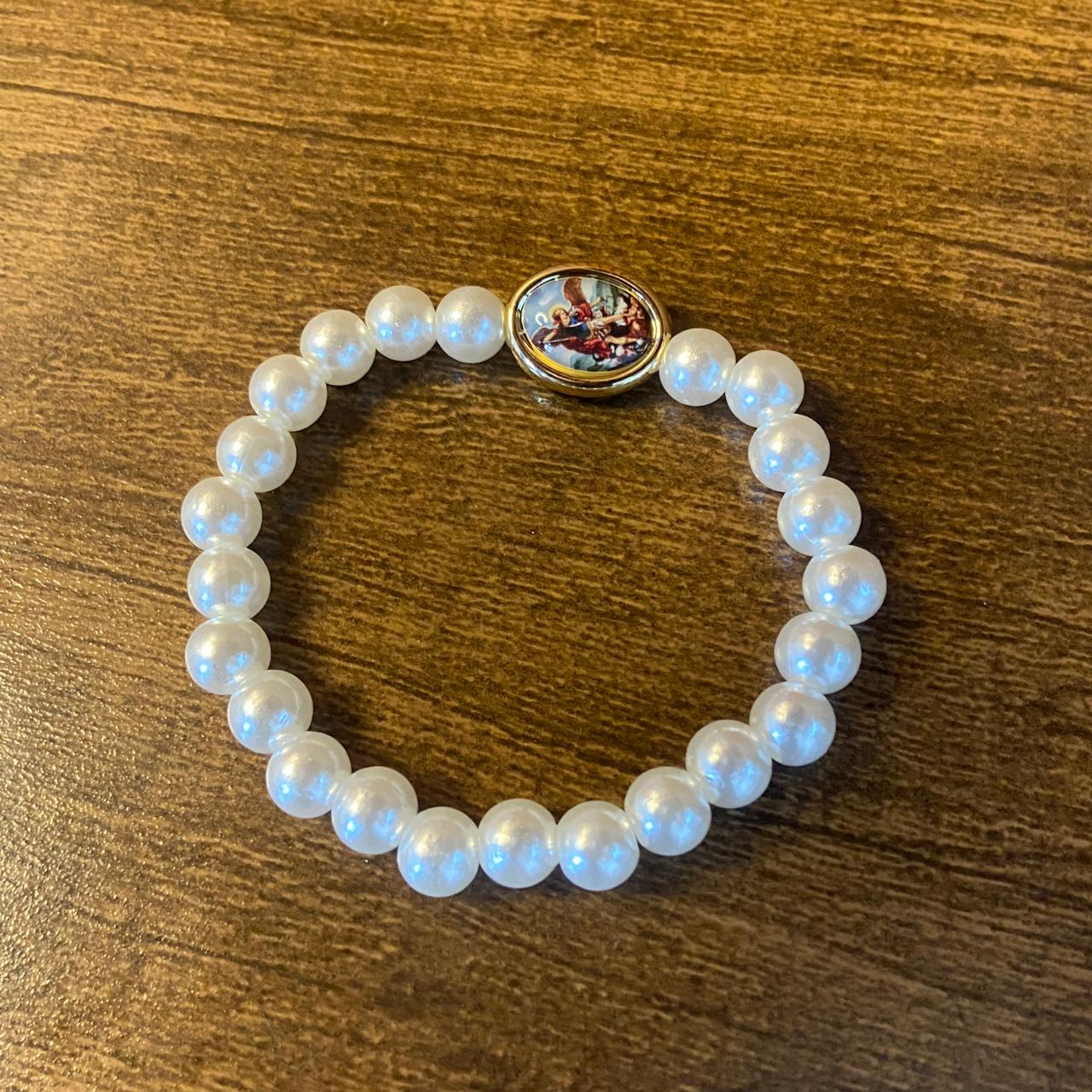 PULSEIRA PÉROLA COM MEDALHA RESINADA SÃO MIGUEL ARCANJO 08MM (06 UNIDADES)