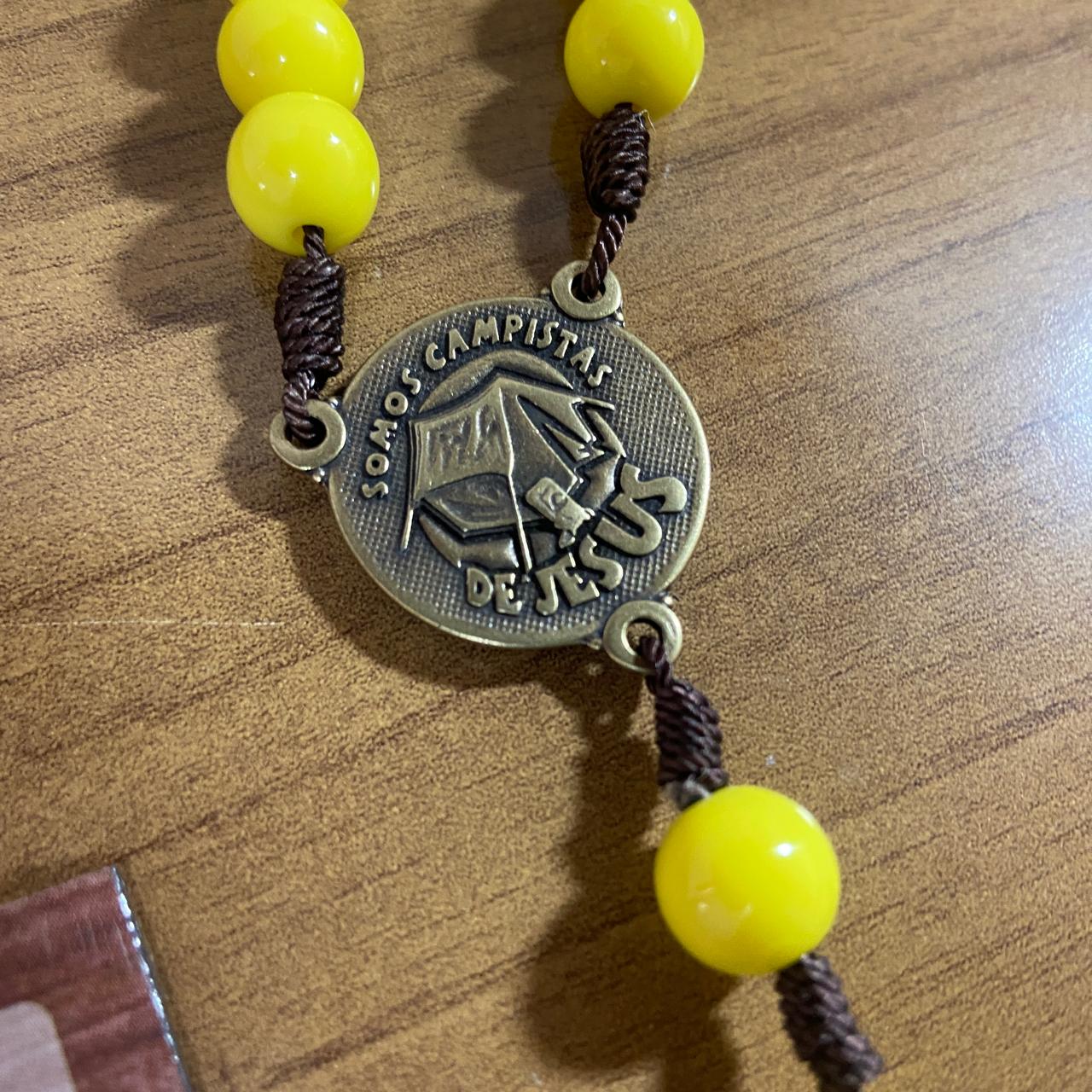 TERÇO PÉROLA AMARELA CAMPISTA MEDALHA SÃO BENTO 10MM (1 UNIDADE)