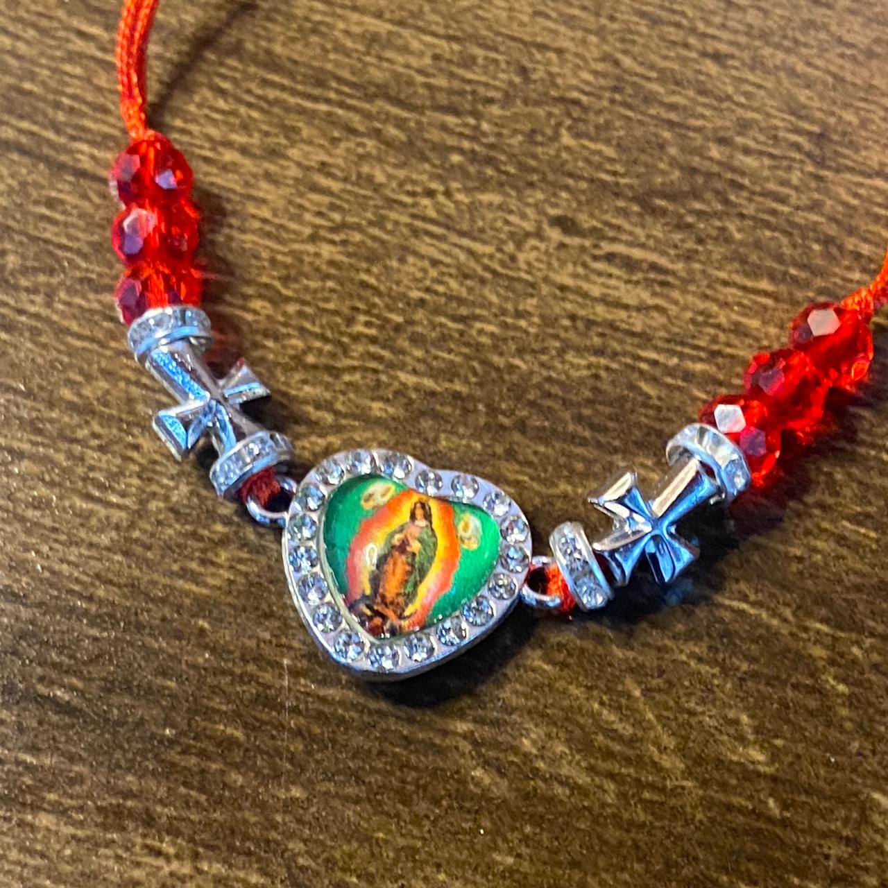 PULSEIRA REGULÁVEL CRISTAL VERMELHO COM MEDALHA RESINADA NOSSA SENHORA DE GUADALUPE  ( 01 UNIDADE)
