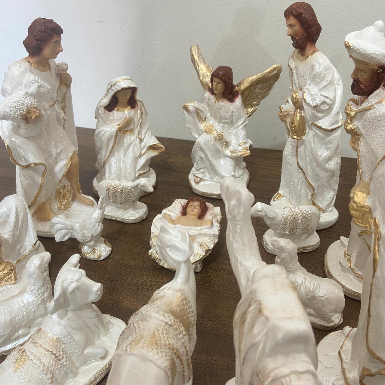 PRESÉPIO DE GESSO BRANCO E DOURADO 16 PEÇAS 20CM (1 UNIDADE)