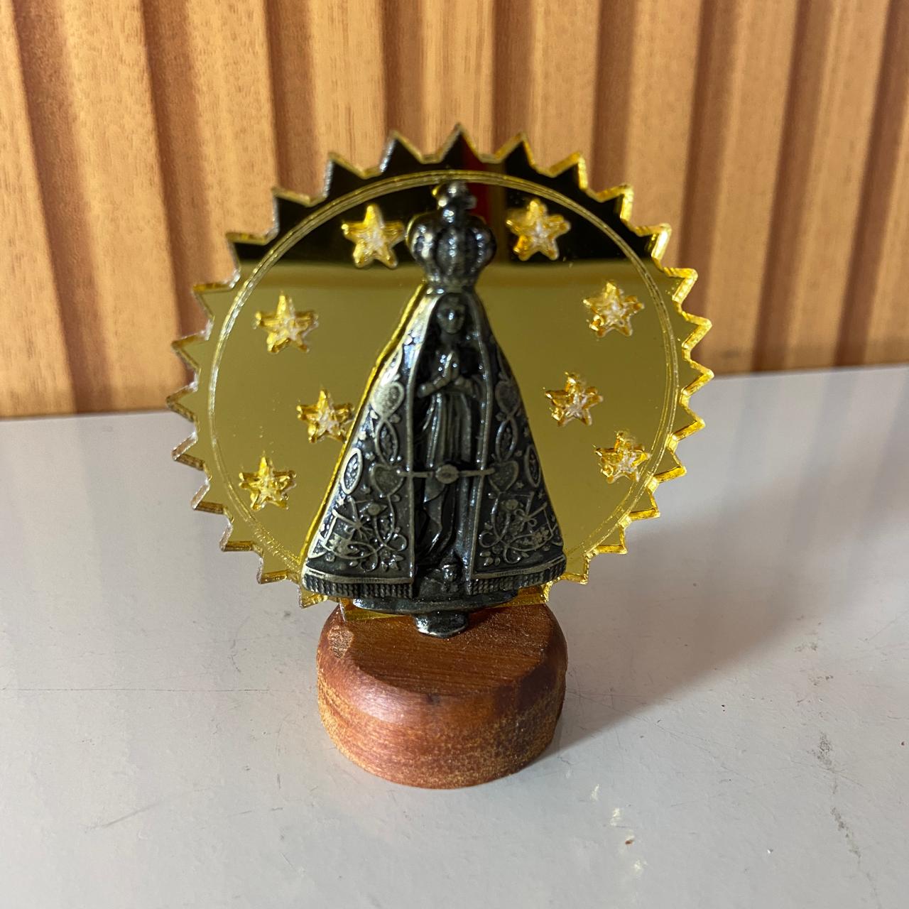 IMAGEM DE MESA METAL OURO VELHO NOSSA SENHORA APARECIDA COM ACRÍLICO E BASE DE MADEIRA 7CM (1 UNIDADE)
