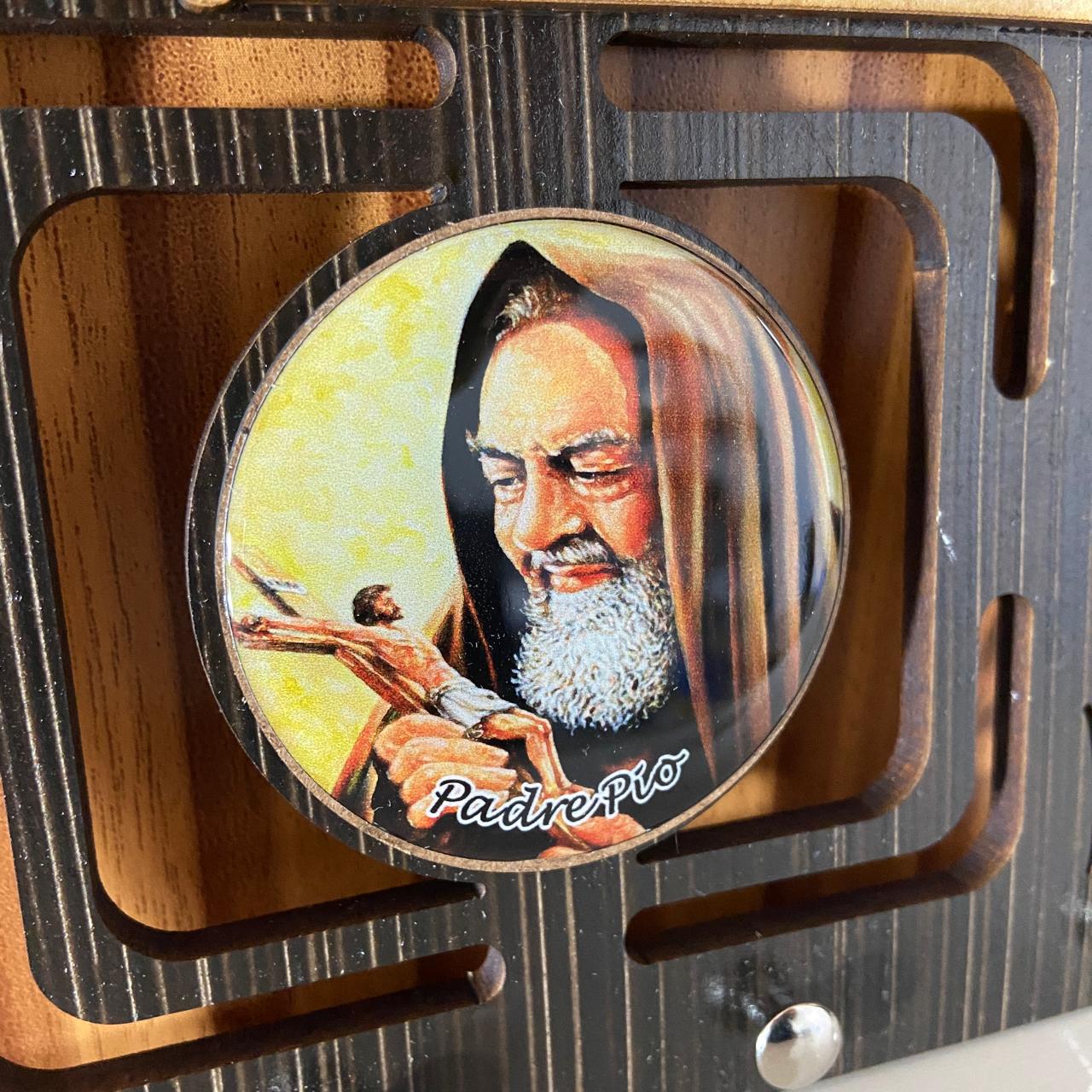 PORTA CHAVE VAZADO RESINADO SANTO PADRE PIO 14CM (1 UNIDADE)