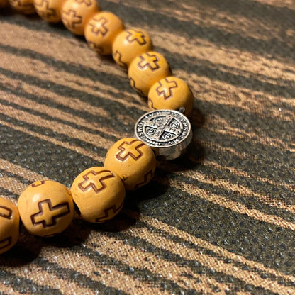 PULSEIRA DE MADEIRA CARAMELO CONTAS DECORADAS CRUZ  MEDALHA SÃO BENTO  (06 UNIDADES)