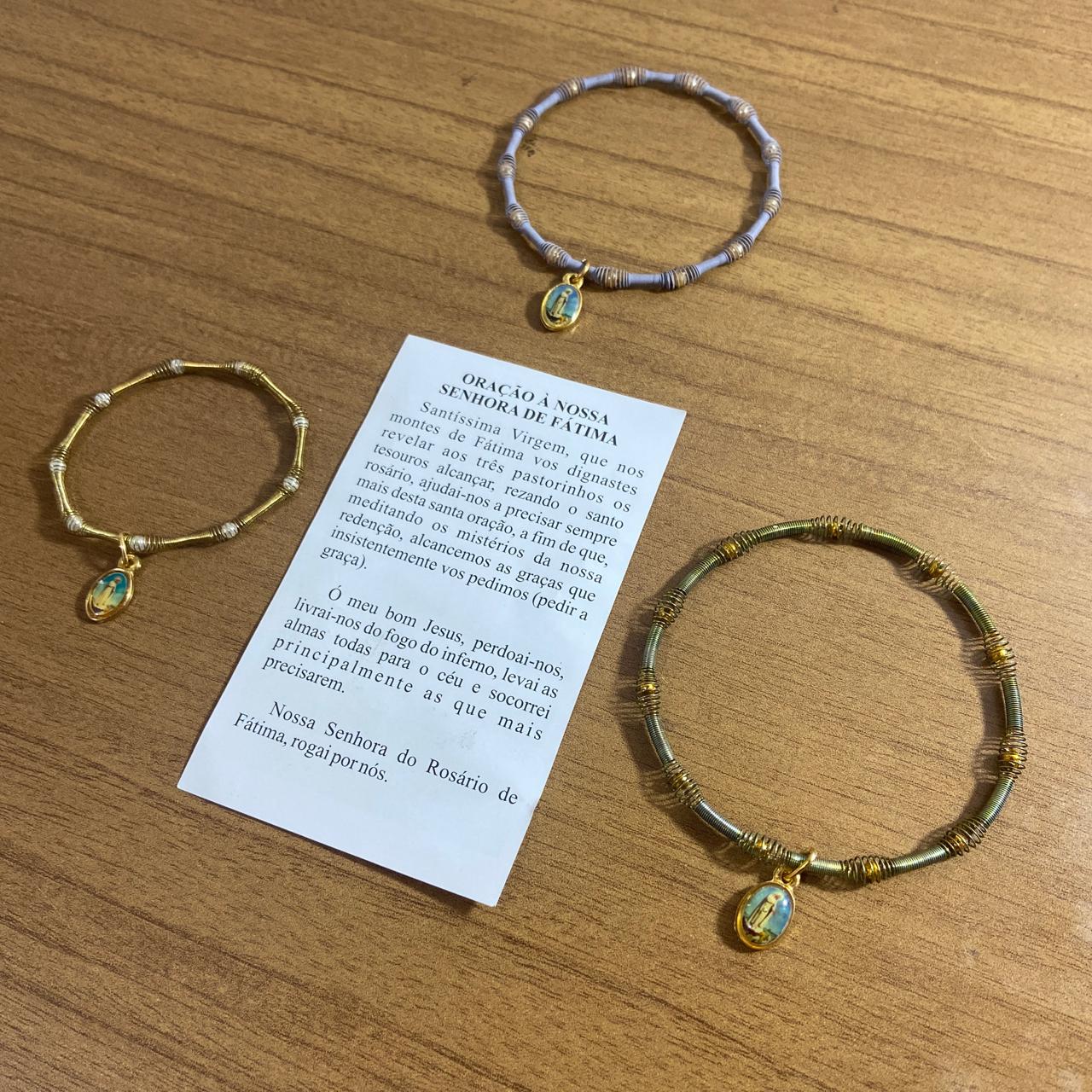 PULSEIRA DE MOLA COM MEDALHA NOSSA SENHORA DE FÁTIMA CORES SORTIDAS  (3 UNIDADES)