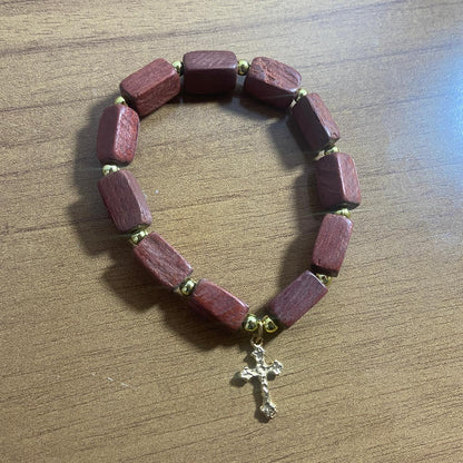 PULSEIRA DE MADEIRA COM PINGENTE DE CRUZ  (01 UNIDADE)