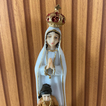 IMAGEM DE RESINA NACIONAL NOSSA SENHORA DE FÁTIMA COM PASTORES MOD2 20CM (1 UNIDADE)