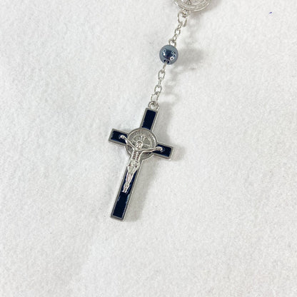 DEZENA PARA CARRO HEMATITA CRUCIFIXO MEDALHA SÃO BENTO (6 UNIDADES)