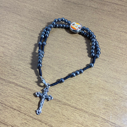 TERÇO PULSEIRA HEMATITA MEDALHA RESINADA NOSSA SENHORA DE FÁTIMA  ( 6 UNIDADES)