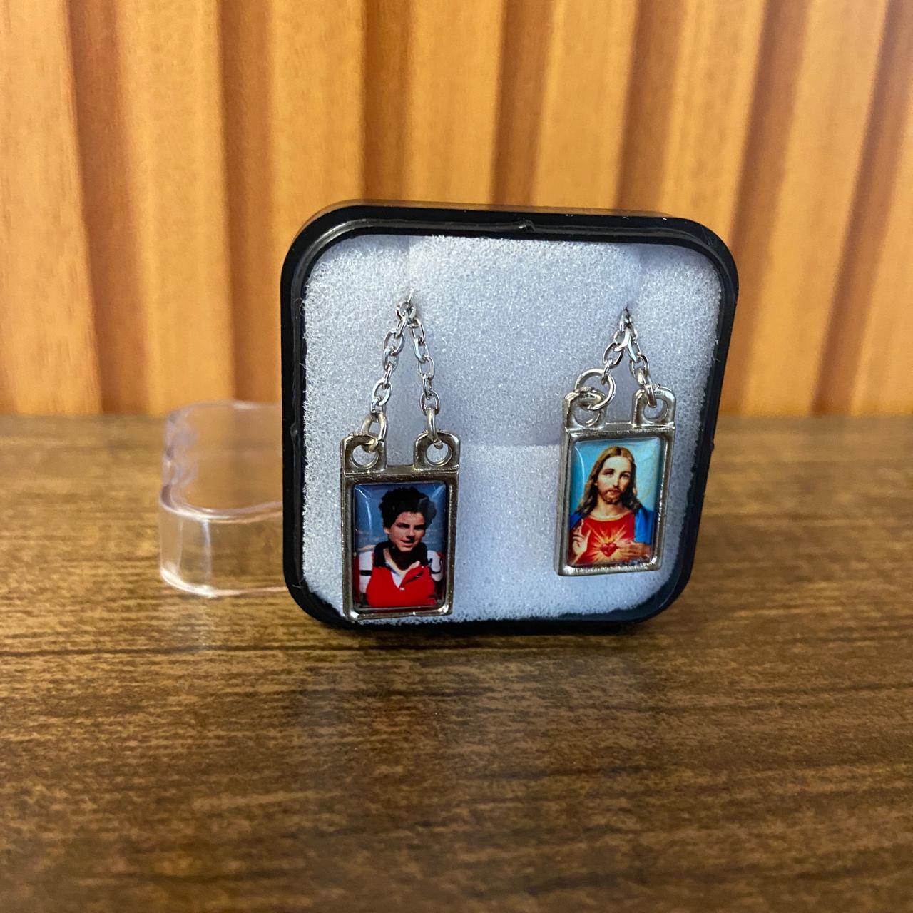 ESCAPULÁRIO INOX RESINADO SAGRADO CORAÇÃO DE JESUS E SÃO CARLO ACUTIS (6 UNIDADES)