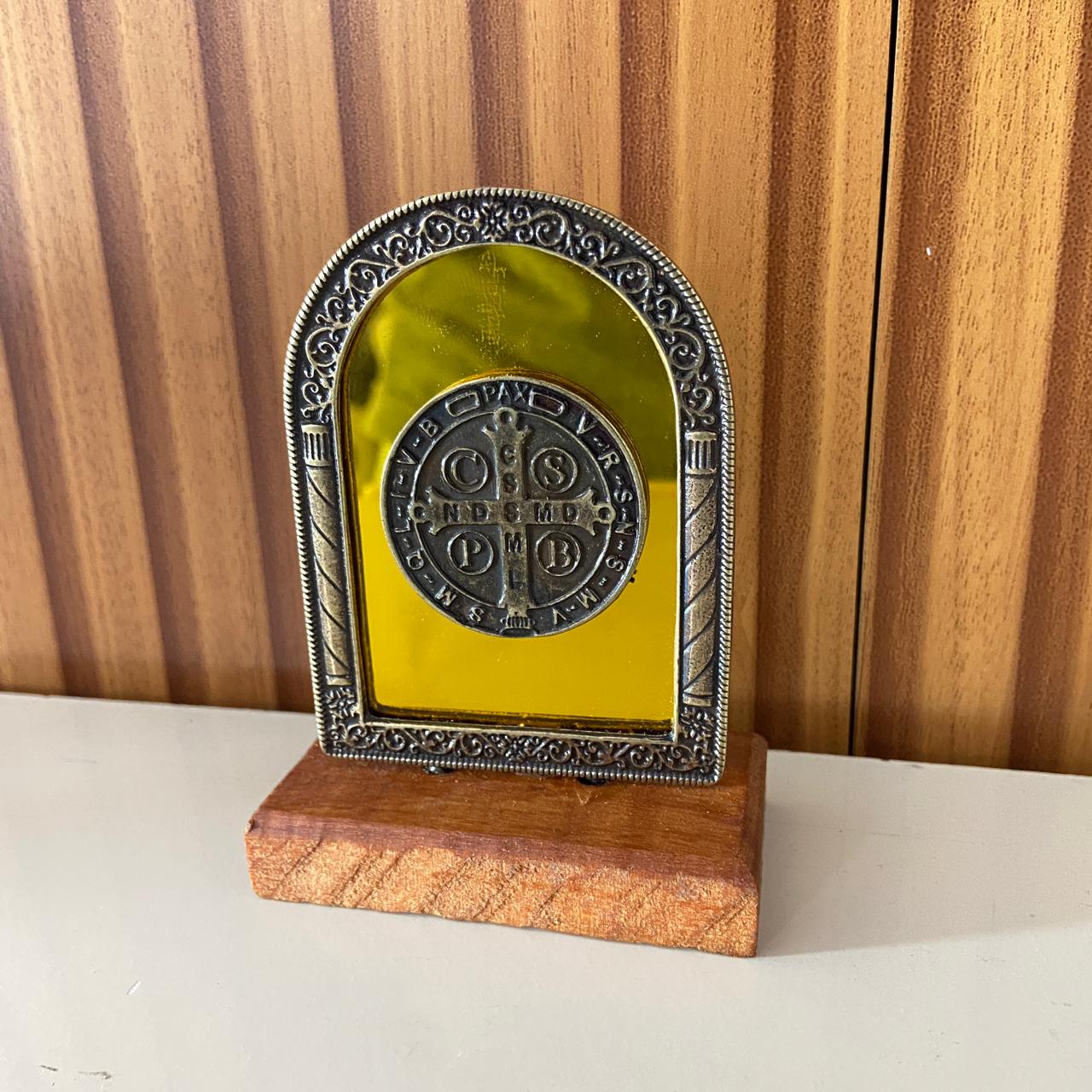 ADORNO DE MESA MADEIRA ESPELHADO MEDALHA SÃO BENTO METAL OURO VELHO 9,8CM (1 UNIDADE)