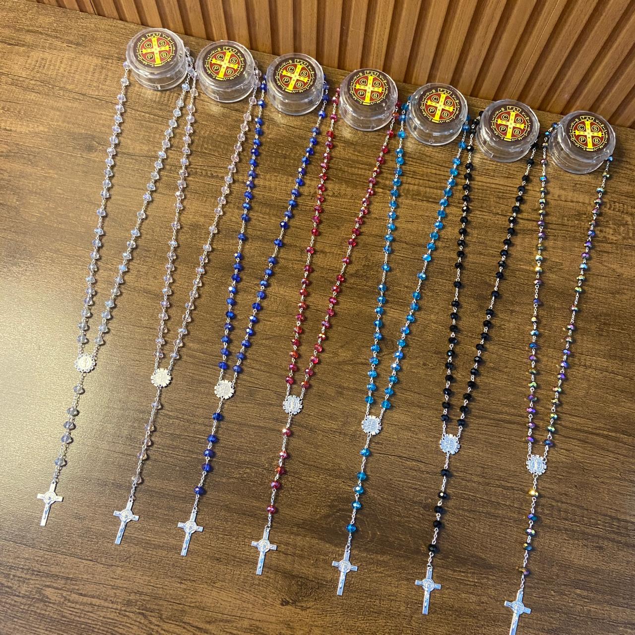 TERÇO CRISTAL MEDALHA DE SÃO BENTO COM STRASS CORES SORTIDAS 8MM  ( 6 UNIDADES)
