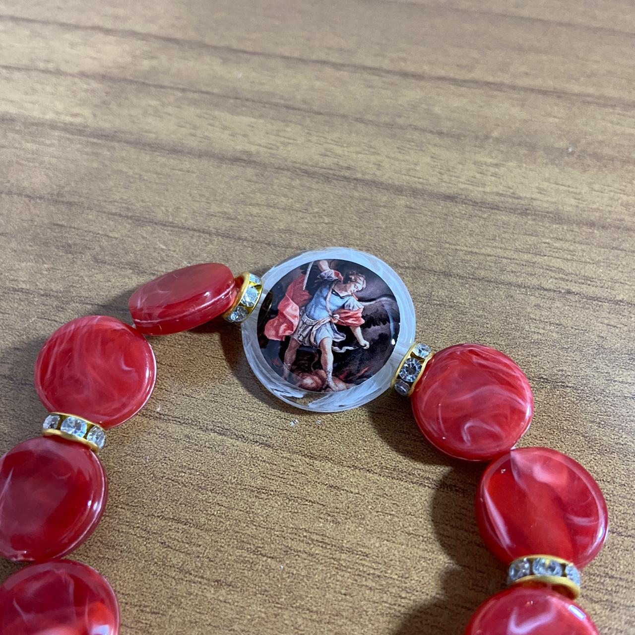 PULSEIRA ACRÍLICA COM MEDALHA RESINADA SÃO MIGUEL ARCANJO  (03 UNIDADES)