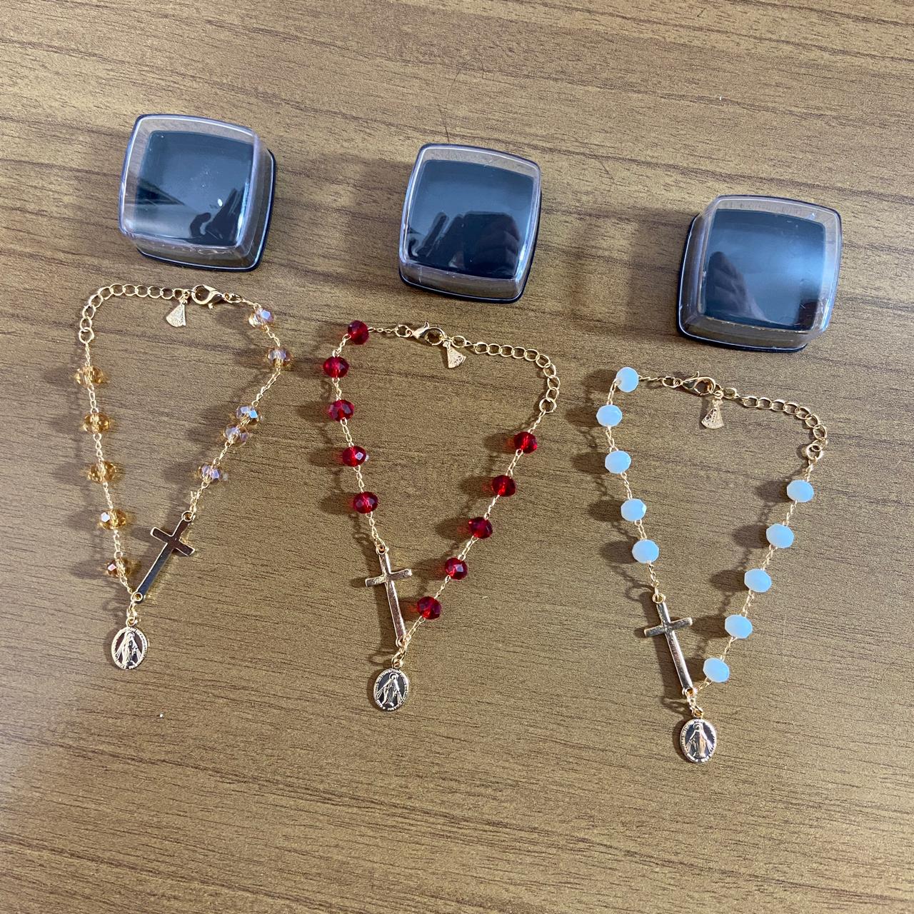 PULSEIRA CRISTAL CRUZ COM PINGENTE NOSSA SENHORA DAS GRAÇAS CORES SORTIDAS  (03 UNIDADES)