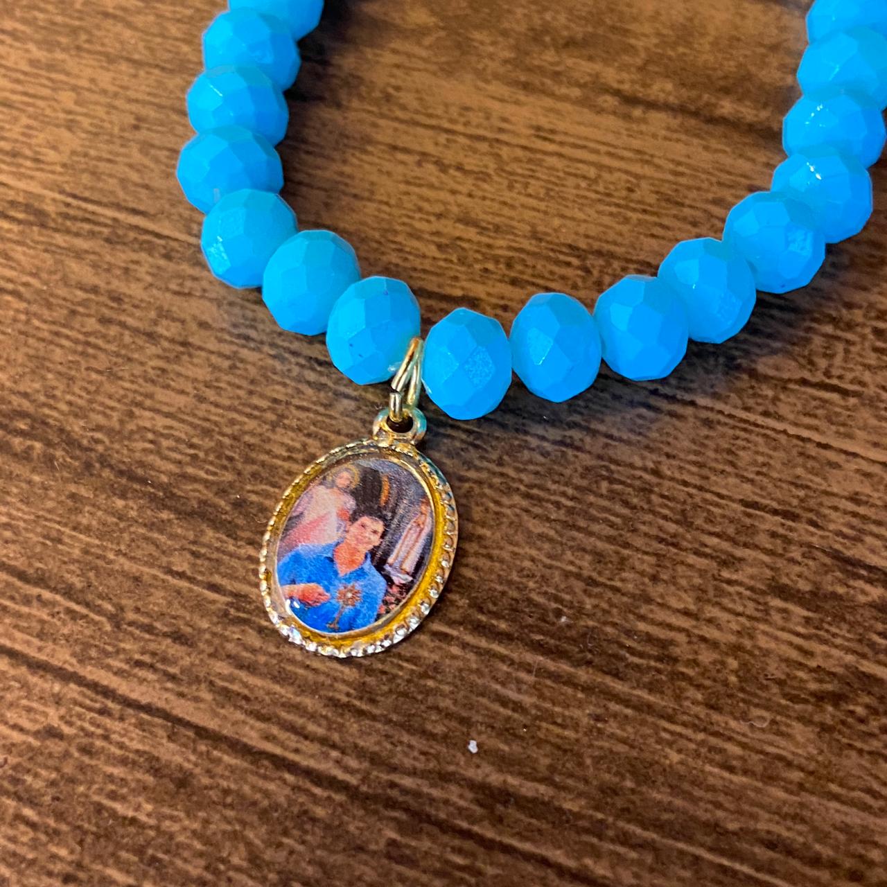 PULSEIRA CRISTAL AZUL COM MEDALHA RESINADA SÃO CARLO ACUTIS (01 UNIDADE)
