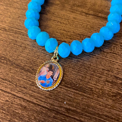 PULSEIRA CRISTAL AZUL COM MEDALHA RESINADA SÃO CARLO ACUTIS (01 UNIDADE)