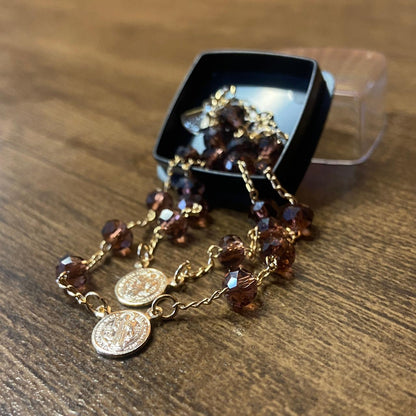 PULSEIRA ESCAPULÁRIO CRISTAL VINHO TRANSPARENTE MEDALHA SÃO BENTO  (3 UNIDADES)