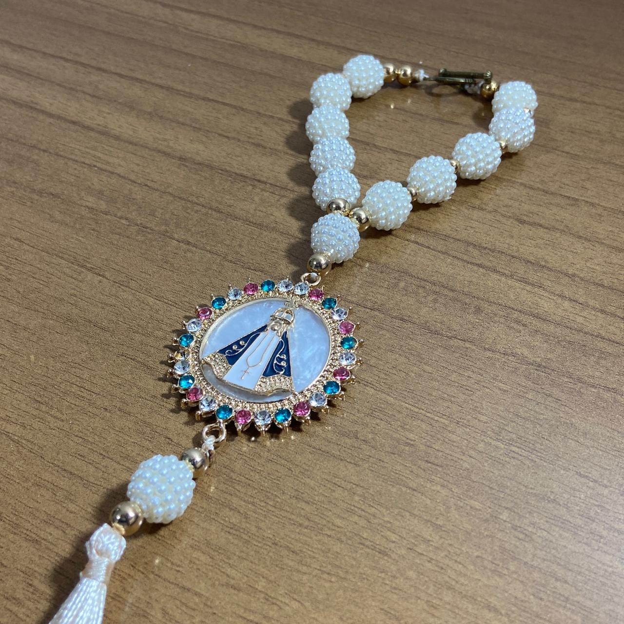 DEZENA PARA CARRO DOURADA NOSSA SENHORA APARECIDA MADREPÉROLA COM STRASS COLORIDO AMORA BRANCA 12MM (3 UNIDADES)
