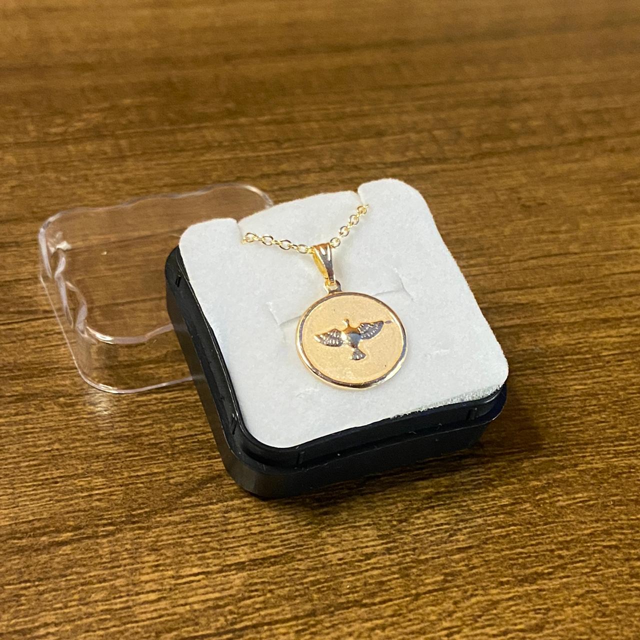 COLAR DOURADO COM PINGENTE REDONDO DIVINO ESPÍRITO SANTO  (3 UNIDADES)