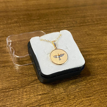 COLAR DOURADO COM PINGENTE REDONDO DIVINO ESPÍRITO SANTO  (3 UNIDADES)