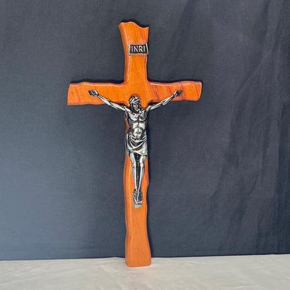 CRUCIFIXO MADEIRA DE PAREDE ONDULADO 33CM (1 UNIDADE)