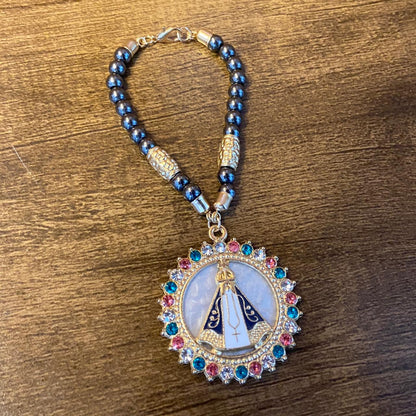 DEZENA PARA CARRO HEMATITA NOSSA SENHORA APARECIDA COM STRASS 06MM (3 UNIDADES)