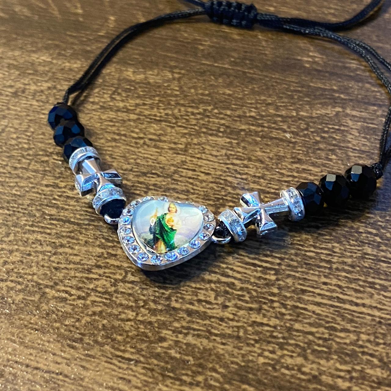 PULSEIRA REGULÁVEL CRISTAL PRETO COM MEDALHA RESINADA SÃO JUDAS TADEU  ( 01 UNIDADE)