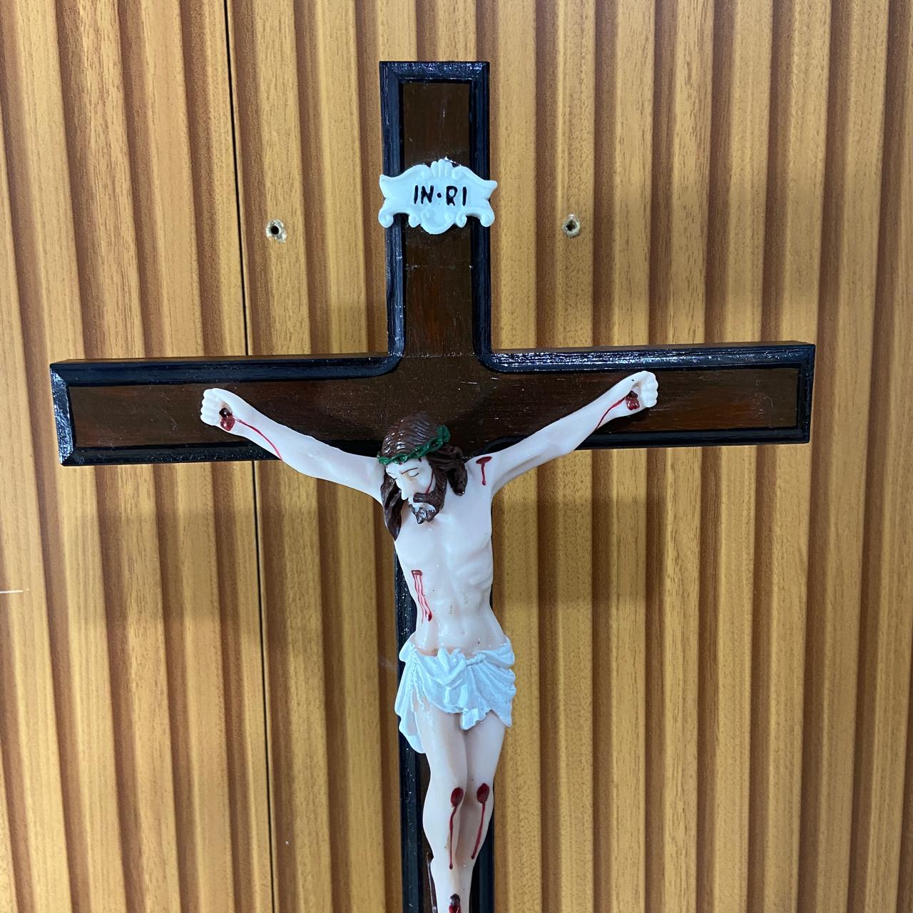 CRUCIFIXO MADEIRA DE MESA COM CRISTO DE RESINA NACIONAL  39,5CM (1 UNIDADE)